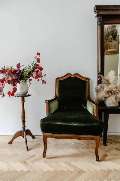 Green Velvet Armchair Studio Room Flowers — Zdjęcie stockowe