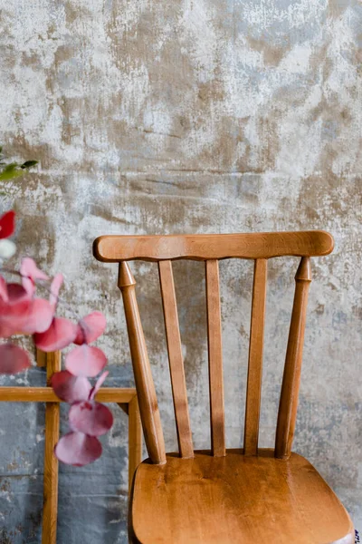 Kursi Kayu Tua Ruang Studio Dengan Bunga — Stok Foto