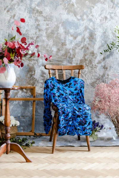 Old Kursi Kayu Dengan Gaun Biru Ruang Studio Dengan Bunga — Stok Foto