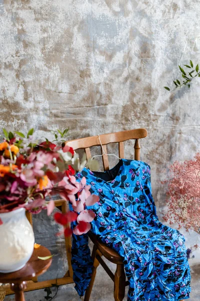 Old Kursi Kayu Dengan Gaun Biru Ruang Studio Dengan Bunga — Stok Foto