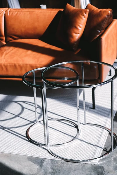 Meja Kopi Dan Sofa Kulit Coklat Ruang Tamu Modern — Stok Foto