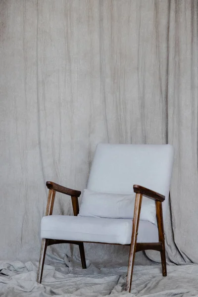 白のテキスタイルの背景にヴィンテージチェア — ストック写真