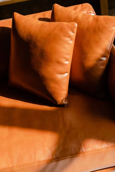 Sofa Kulit Coklat Dan Bantal — Stok Foto