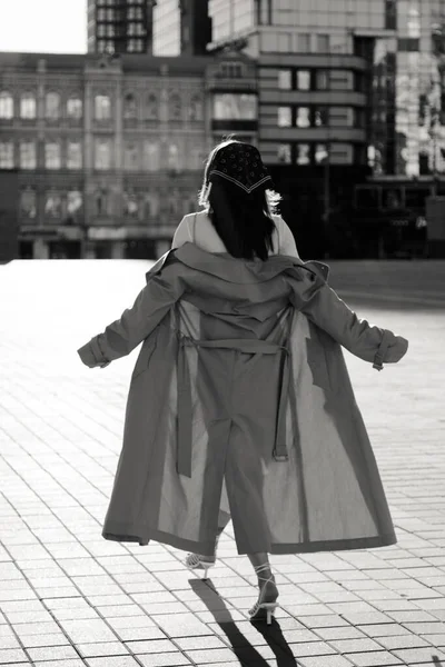 Achteraanzicht Van Mooie Jonge Kaukasische Vrouw Trench Jas Wandelen Stad — Stockfoto