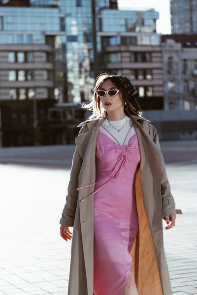 Όμορφη Νεαρή Καυκάσια Γυναίκα Φορώντας Καμπαρντίνα Περπατώντας Στην Πόλη — Φωτογραφία Αρχείου