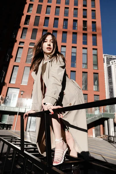 Beautiful Young Caucasian Woman Wearing Trench Coat Posing City — Stock Photo, Image