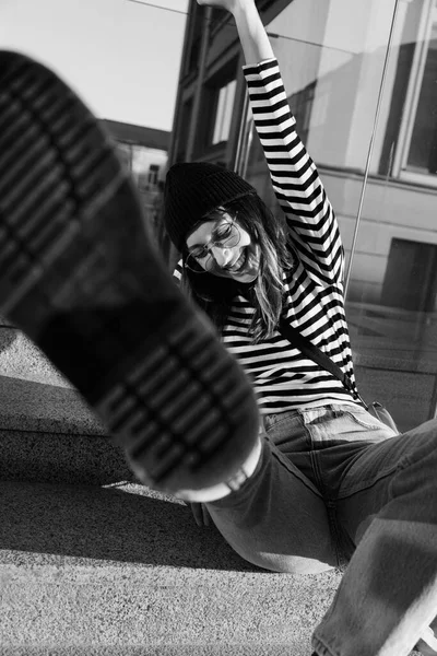 Щаслива Молода Біла Жінка Джинсах Смугастому Жилеті Сидить Сходах Відкритому — стокове фото