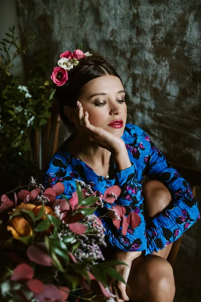 Retrato Una Hermosa Joven Con Labios Rojos Peinado Como Frida — Foto de Stock