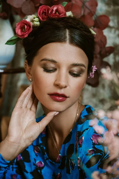 Ritratto Bella Giovane Donna Con Labbra Rosse Acconciatura Come Frida — Foto Stock