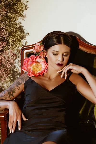 Retrato Una Hermosa Joven Con Flores Peonía — Foto de Stock