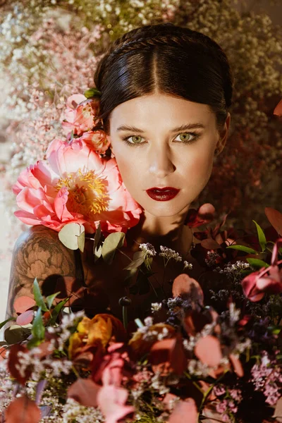 Çiçekli Güzel Bir Genç Kadının Portresi — Stok fotoğraf