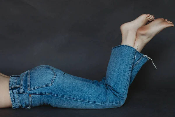 Vestibilità Femminile Con Jeans Blu Sfondo Grigio — Foto Stock