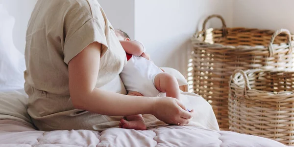 Jonge Moeder Voeden Borst Haar Baby Thuis — Stockfoto