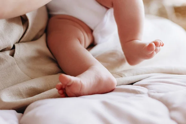 Nahaufnahme Von Kleinen Babybeinen — Stockfoto