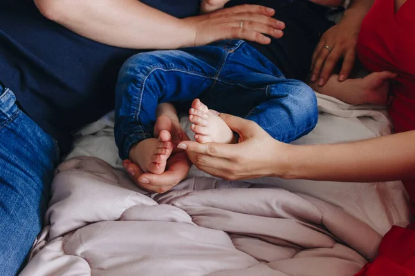 Μητέρα Και Πατέρας Κρατώντας Πόδια Του Μωρού Στα Χέρια Τους — Φωτογραφία Αρχείου