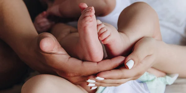 Mutter Und Vater Halten Babyfüße Den Händen — Stockfoto