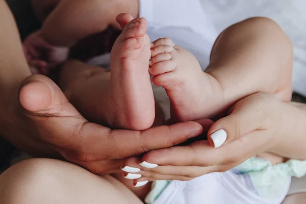 Mutter Und Vater Halten Babyfüße Den Händen — Stockfoto