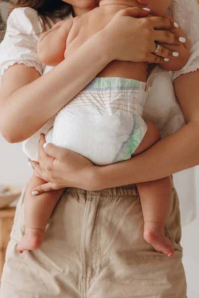 Ibu Memegang Bayi Popok Tangannya — Stok Foto