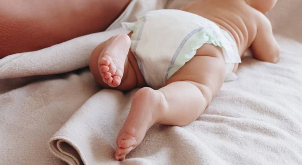 Новорожденный Ребенок Подгузнике Лежит Бежевой Клетке — стоковое фото