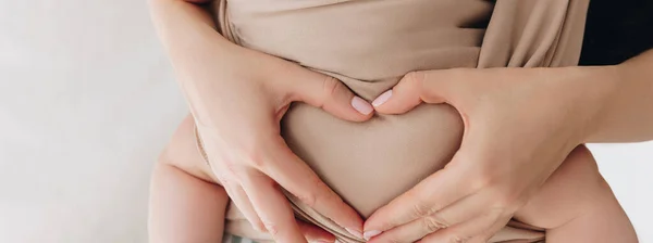 Ibu Tangan Dalam Bentuk Hati Pada Sling Bayi — Stok Foto