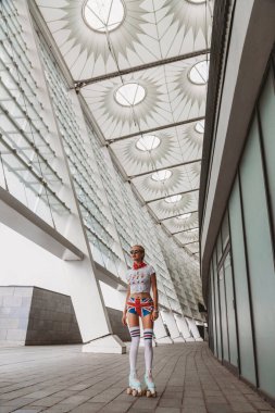 Kaliteli paten giyen şık bir genç kadın.