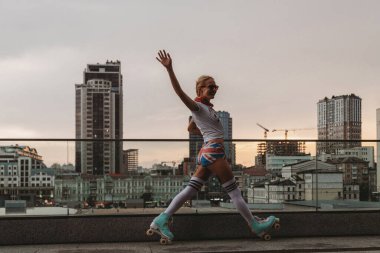 Şehirde kaliteli patenleriyle şık genç bir kadın.