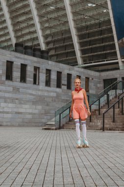 Kaliteli paten giyen şık bir genç kadın.