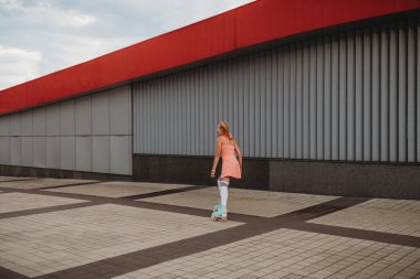 Kaliteli paten giyen şık bir genç kadın.