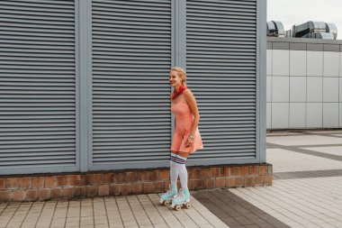 Kaliteli paten giyen şık bir genç kadın.