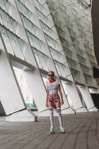 Elegante Mujer Joven Con Patines Vintage Aire Libre — Foto de Stock