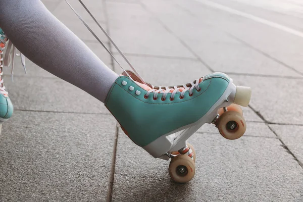 Nahaufnahme Foto Von Frauenbeinen Die Niedliche Grüne Vierrädrige Rollerblades Tragen — Stockfoto