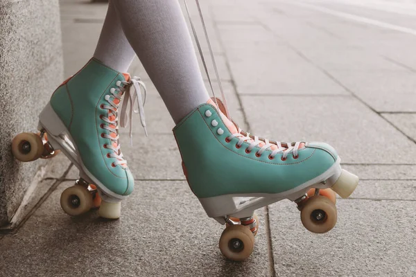 Nahaufnahme Foto Von Frauenbeinen Die Niedliche Grüne Vierrädrige Rollerblades Tragen — Stockfoto