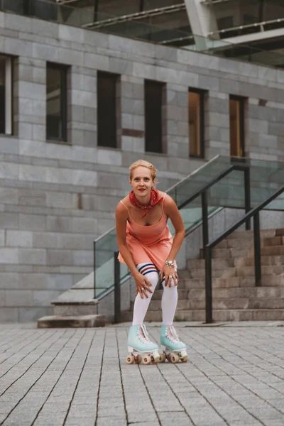 Elegante Mujer Joven Con Patines Vintage Aire Libre —  Fotos de Stock