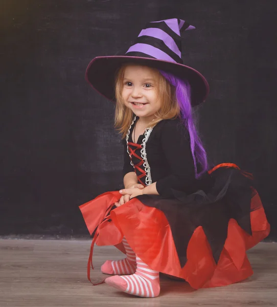Dia das Bruxas. Pequena bruxa — Fotografia de Stock