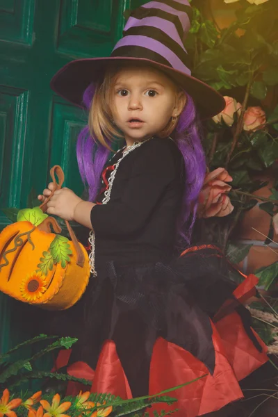 Halloween. Mała dziewczynka czarownica — Zdjęcie stockowe