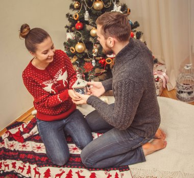 romantik Noel çift evde