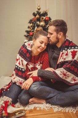 romantik Noel çift evde