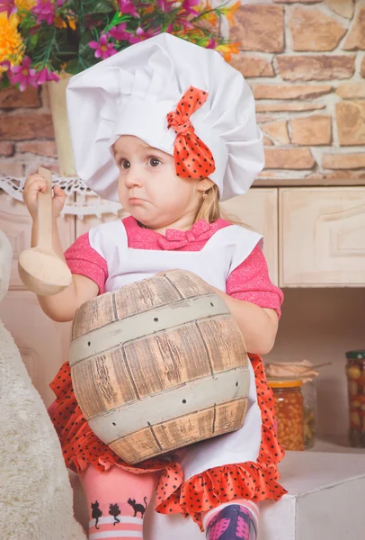 Cute little girl in the kitchen — Stock Photo, Image