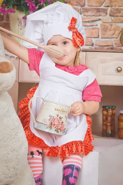 Cute little girl in the kitchen — Stock Photo, Image