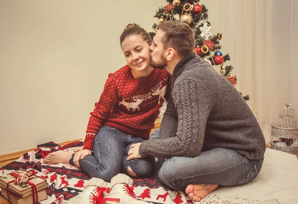 Romantikus karácsonyi pár otthon — Stock Fotó