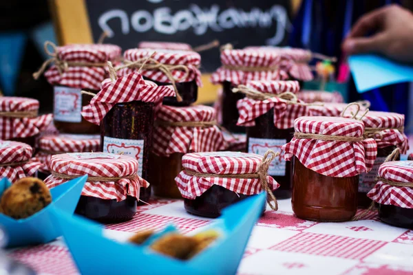 Hausgemachte Marmelade in verschiedenen Gläsern auf dem Tisch — Stockfoto