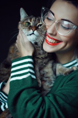 Kedisi olan güzel genç bir kadın.