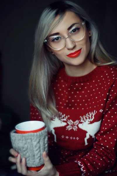 Belle jeune femme en pull de Noël — Photo