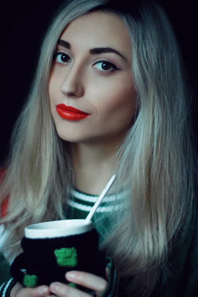 Hermosa mujer joven en jersey de Navidad — Foto de Stock