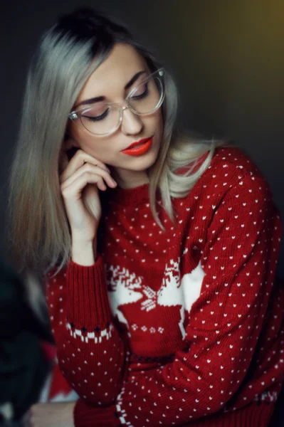 Mulher bonita em camisola de Natal — Fotografia de Stock