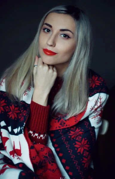 Mooie jonge vrouw in Kerstmis plaid — Stockfoto