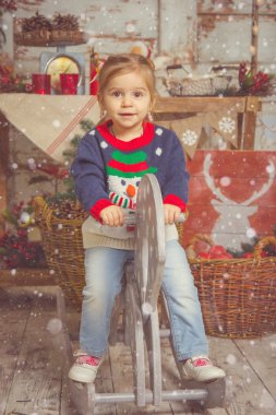 Ahşap sallanan at Llittle kız