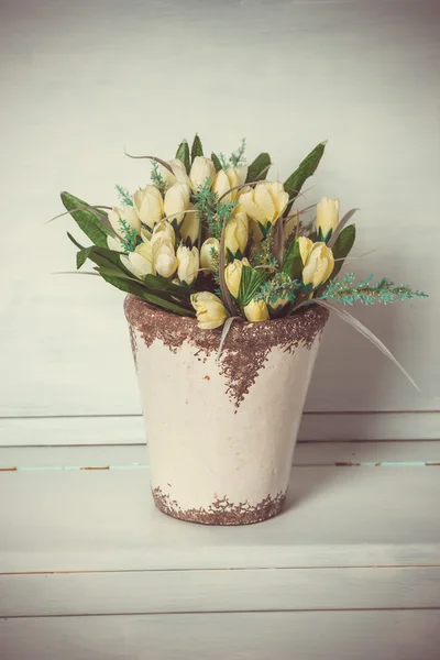 Ramo de tulipanes en cubo blanco —  Fotos de Stock