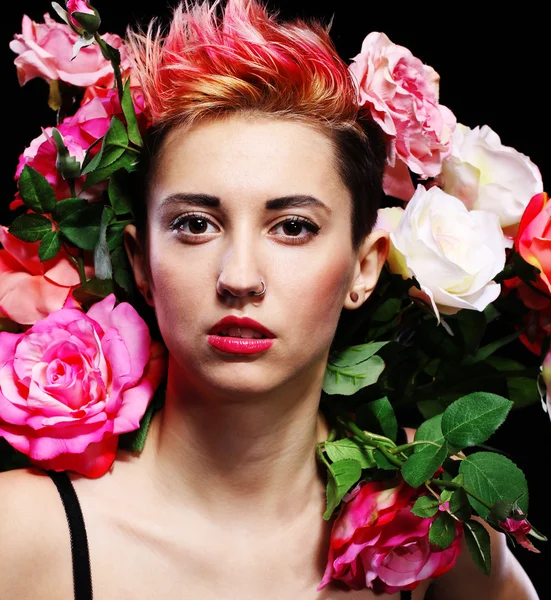 Στούντιο πορτρέτο της νεαρής γυναίκας με ροζ τριαντάφυλλα — Φωτογραφία Αρχείου