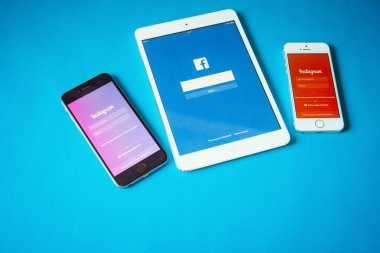 Mavi arka plan üzerinde sosyal ağ aygıtlarıyla